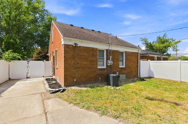 21211 Newcastle Road, Harper Woods City, MI 48225