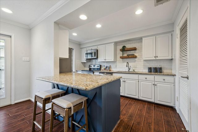 6462 Burgoyne Road, Houston, TX 77057