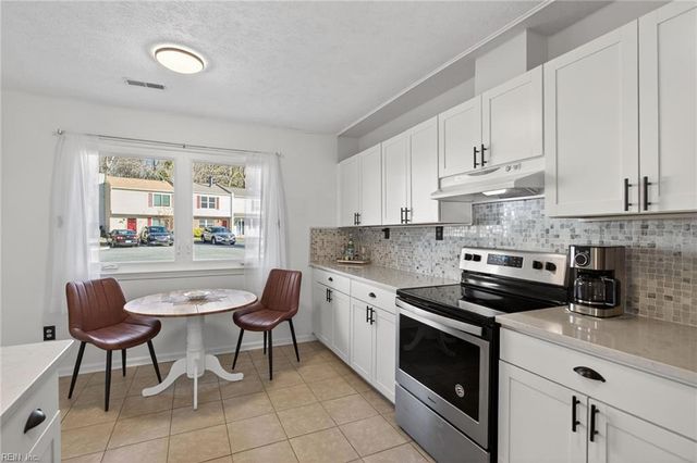 15 Otsego DR, Newport News, VA 23602