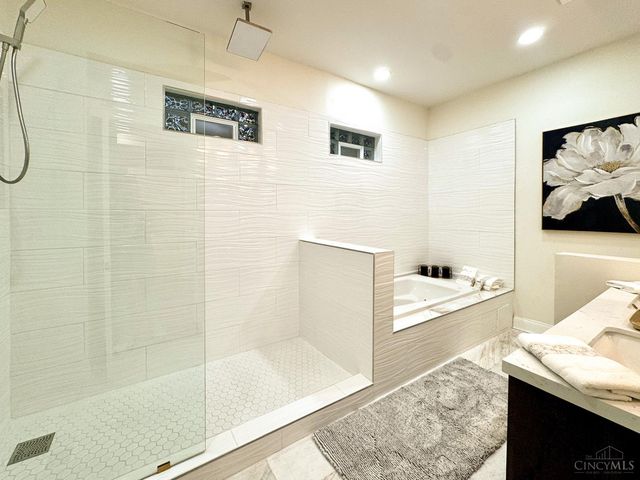 3206 Gilbert Avenue, Cincinnati, OH 45207