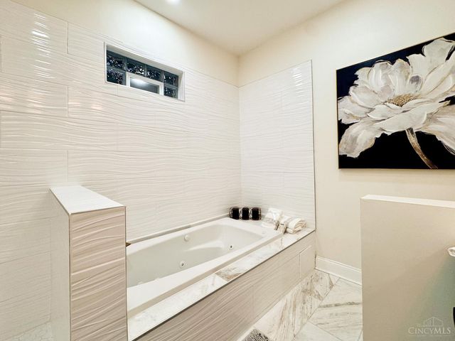 3206 Gilbert Avenue, Cincinnati, OH 45207