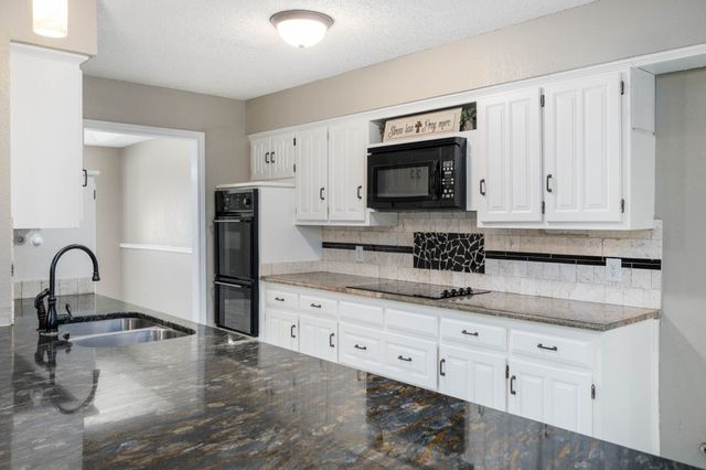 2017 Iron Horse Court, Arlington, TX 76017