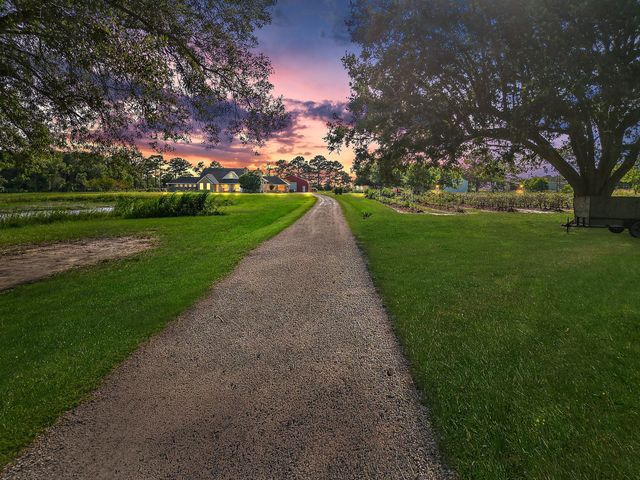 3139 Fm 1406, Winnie, TX 77665