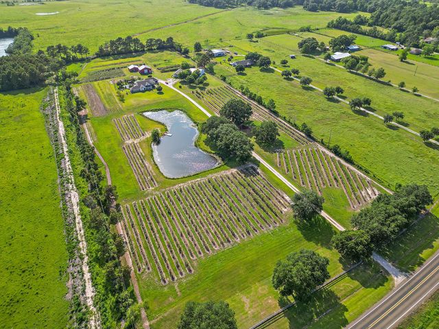 3139 Fm 1406, Winnie, TX 77665