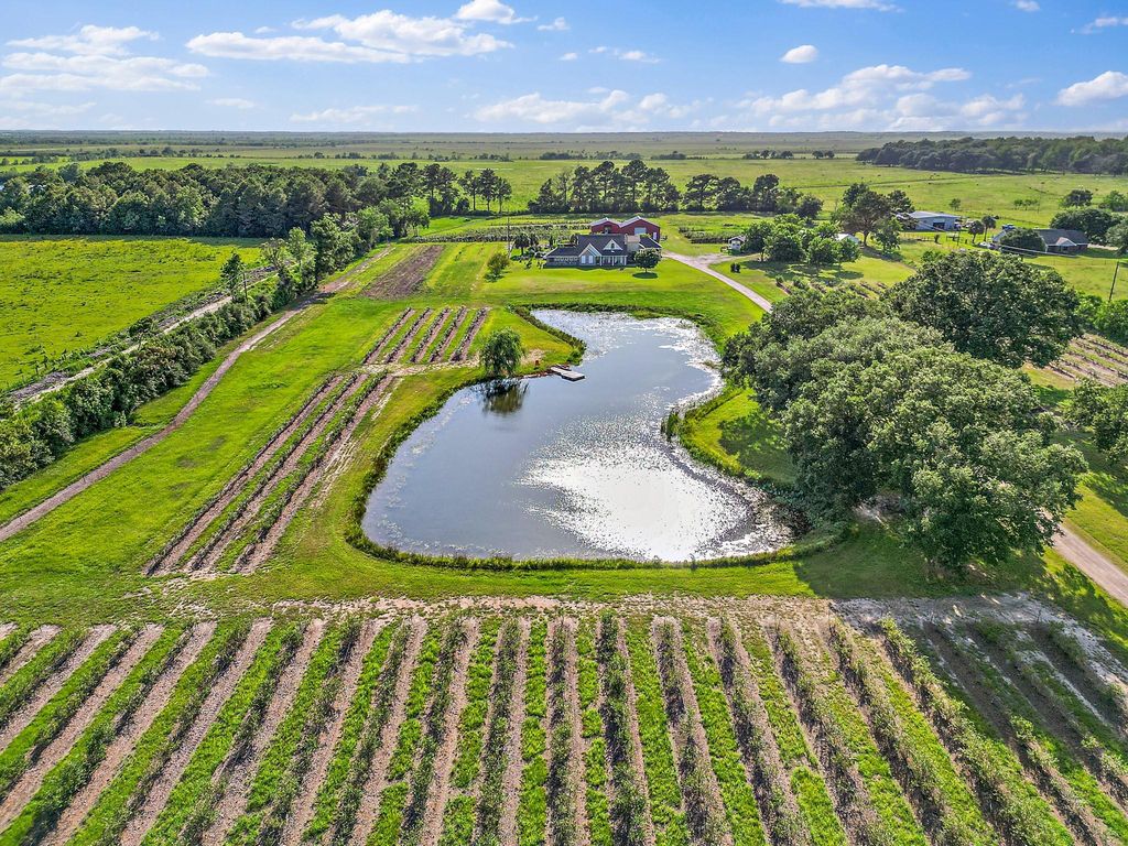 3139 Fm 1406, Winnie, TX 77665