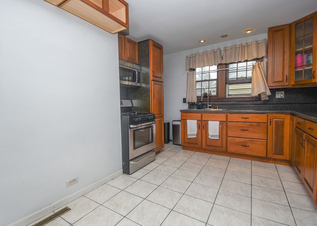 613 N Frolic Avenue, Waukegan, IL 60085