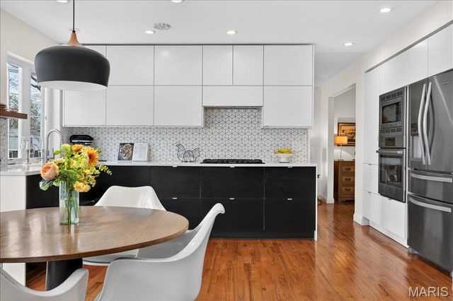 828 Carman Woods Drive, Manchester, MO 63021