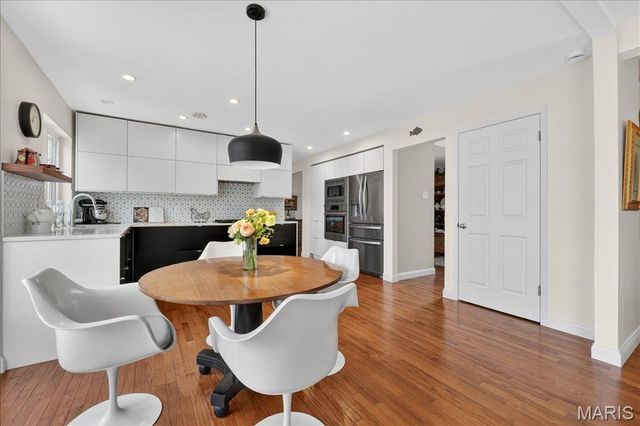 828 Carman Woods Drive, Manchester, MO 63021