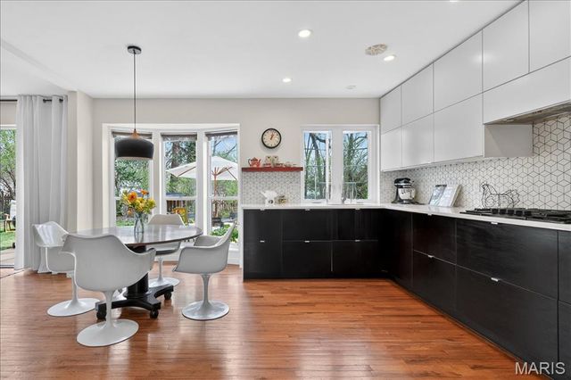 828 Carman Woods Drive, Manchester, MO 63021