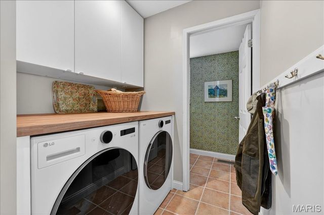 828 Carman Woods Drive, Manchester, MO 63021