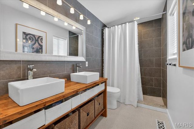 828 Carman Woods Drive, Manchester, MO 63021