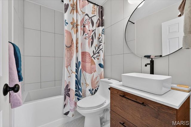 828 Carman Woods Drive, Manchester, MO 63021