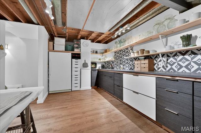 828 Carman Woods Drive, Manchester, MO 63021