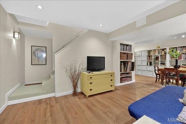 828 Carman Woods Drive, Manchester, MO 63021