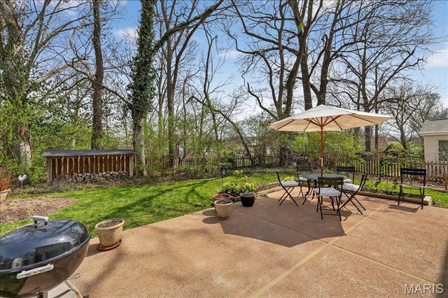 828 Carman Woods Drive, Manchester, MO 63021