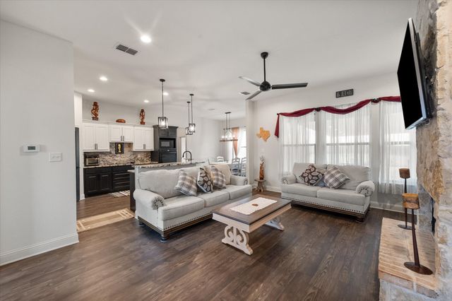 170 Grays Creek Circle, Ennis, TX 75119
