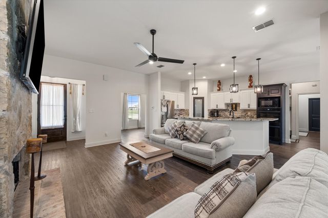 170 Grays Creek Circle, Ennis, TX 75119