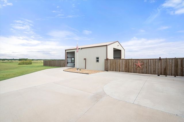 170 Grays Creek Circle, Ennis, TX 75119