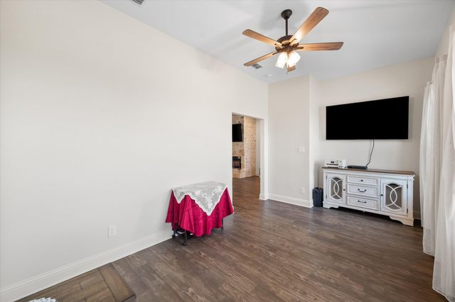 170 Grays Creek Circle, Ennis, TX 75119