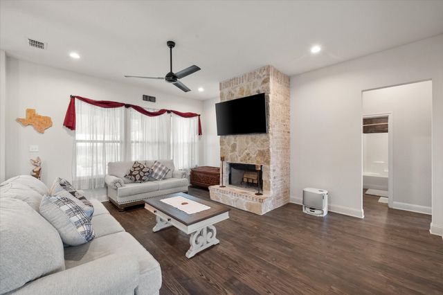 170 Grays Creek Circle, Ennis, TX 75119
