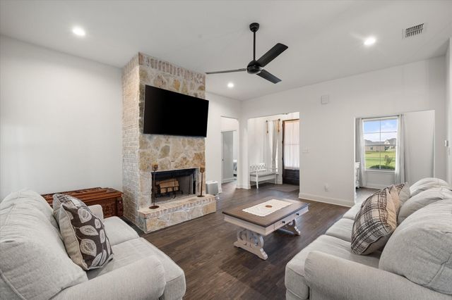 170 Grays Creek Circle, Ennis, TX 75119