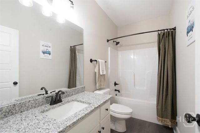 212 Live Oak Ln, Comer, GA 30629