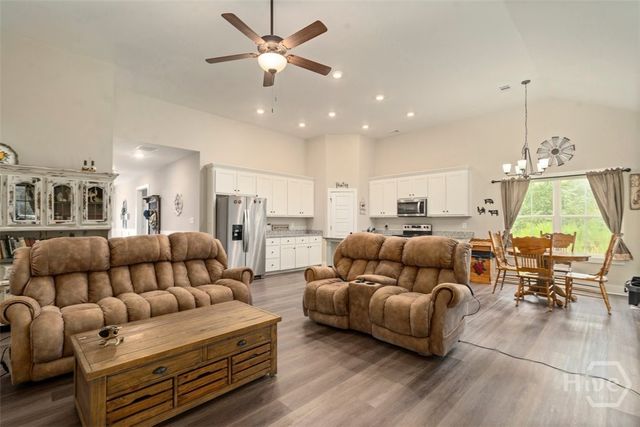 212 Live Oak Ln, Comer, GA 30629