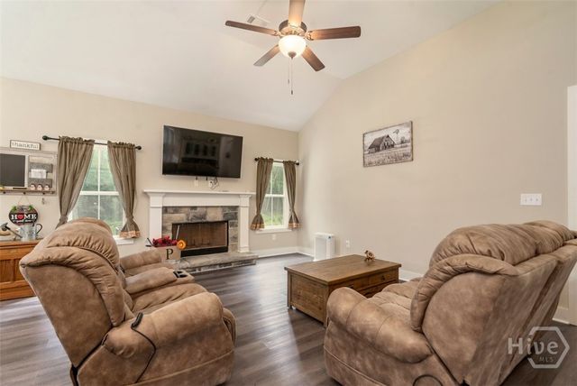 212 Live Oak Ln, Comer, GA 30629