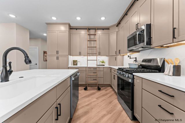 2226 PACK SADDLE RD, Cheyenne, WY 82007