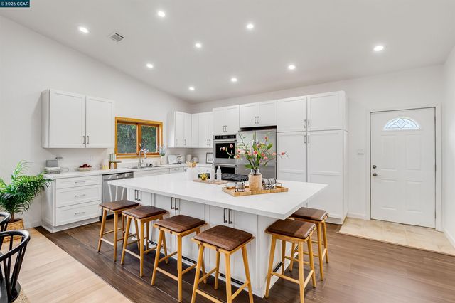 3882 Chestnut Ave, Concord, CA 94519