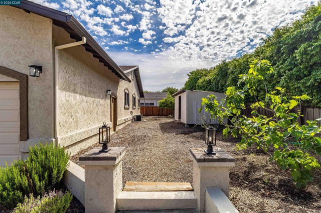 3882 Chestnut Ave, Concord, CA 94519