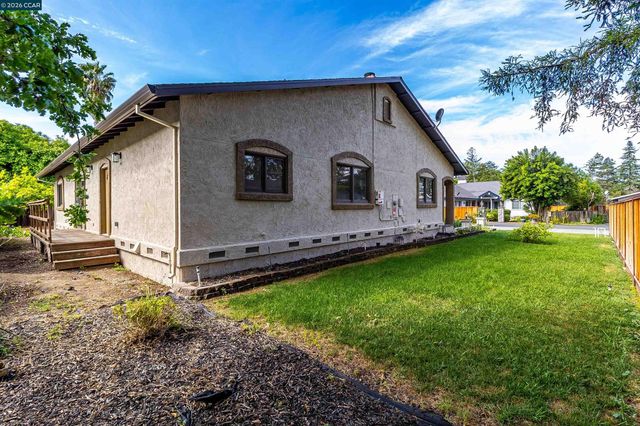 3882 Chestnut Ave, Concord, CA 94519