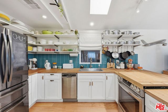 5629 Whitnall Highway, Los Angeles, CA 91601