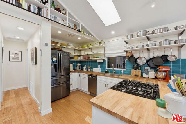 5629 Whitnall Highway, Los Angeles, CA 91601