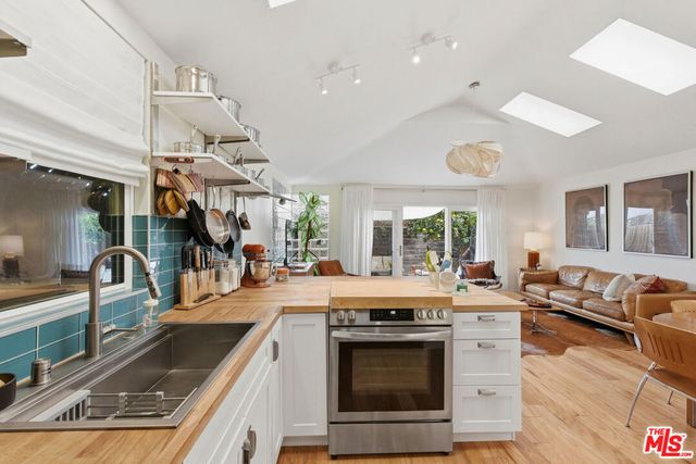 5629 Whitnall Highway, Los Angeles, CA 91601