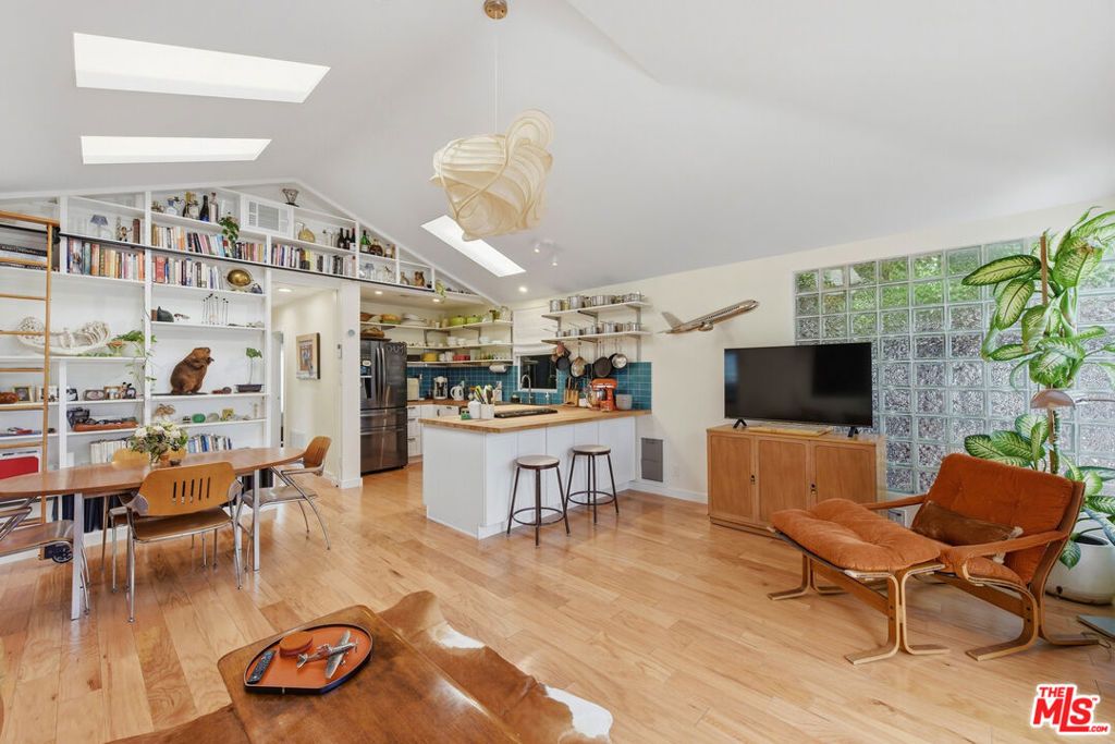 5629 Whitnall Highway, Los Angeles, CA 91601 — photo 2