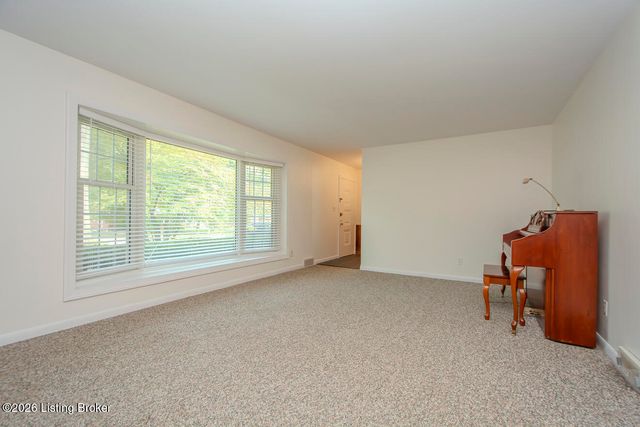 4310 Saint Regis Ln, Louisville, KY 40220