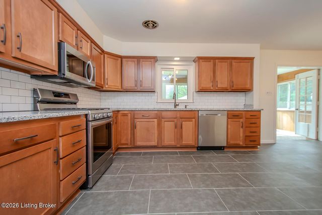 4310 Saint Regis Ln, Louisville, KY 40220
