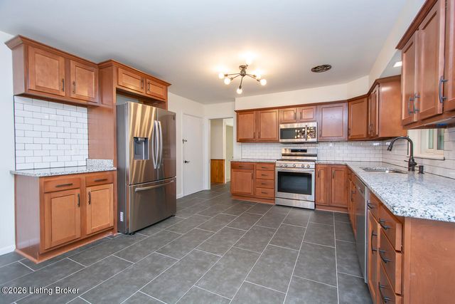 4310 Saint Regis Ln, Louisville, KY 40220