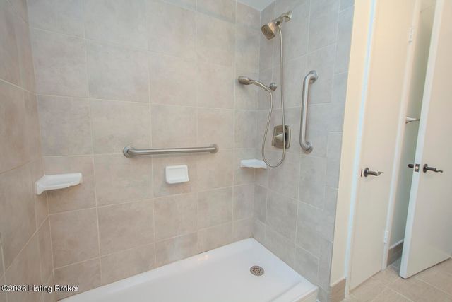 4310 Saint Regis Ln, Louisville, KY 40220