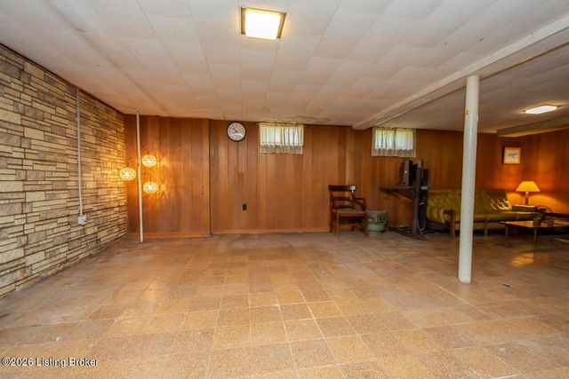 4310 Saint Regis Ln, Louisville, KY 40220