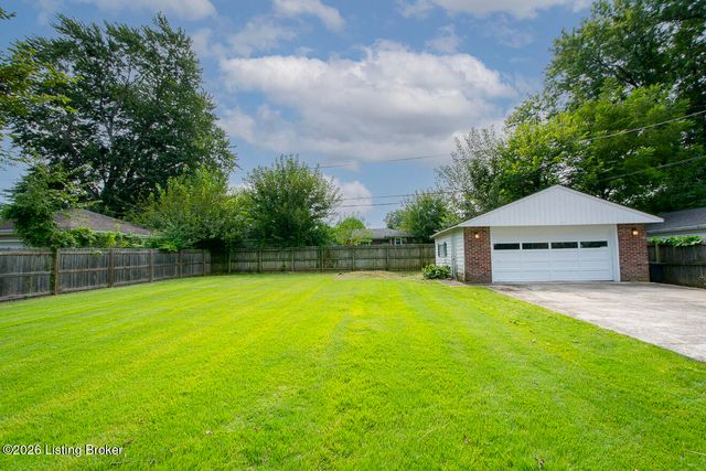 4310 Saint Regis Ln, Louisville, KY 40220