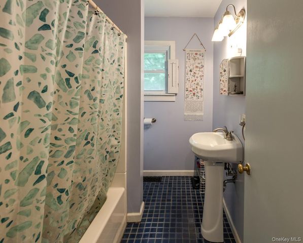 8 Loyola Road, Elizaville, NY 12541