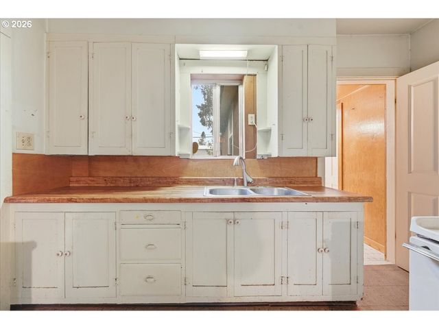 130 C St, Scotts Mills, OR 97375