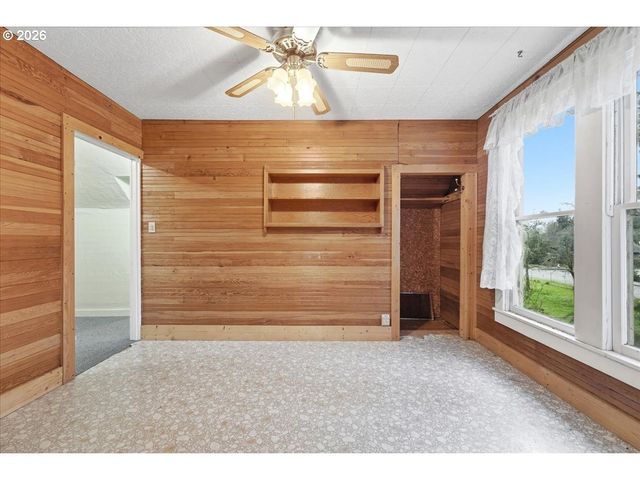 130 C St, Scotts Mills, OR 97375