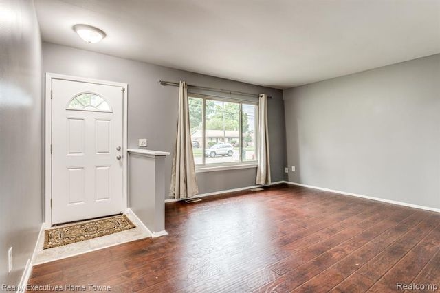 2448 Oakcrest Road, Sterling Heights, MI 48310