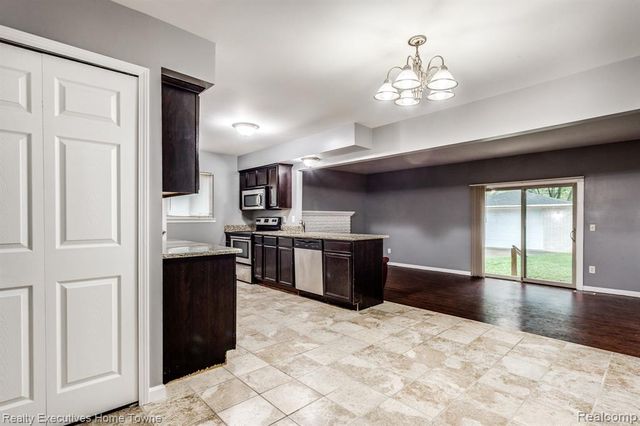 2448 Oakcrest Road, Sterling Heights, MI 48310
