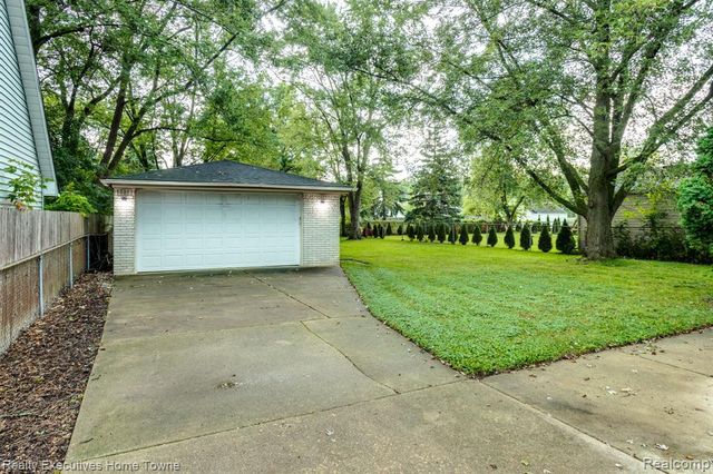 2448 Oakcrest Road, Sterling Heights, MI 48310
