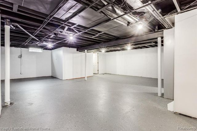 2448 Oakcrest Road, Sterling Heights, MI 48310