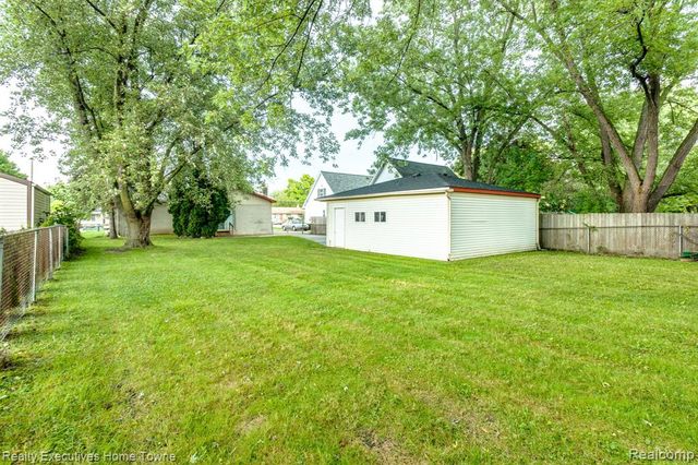 2448 Oakcrest Road, Sterling Heights, MI 48310
